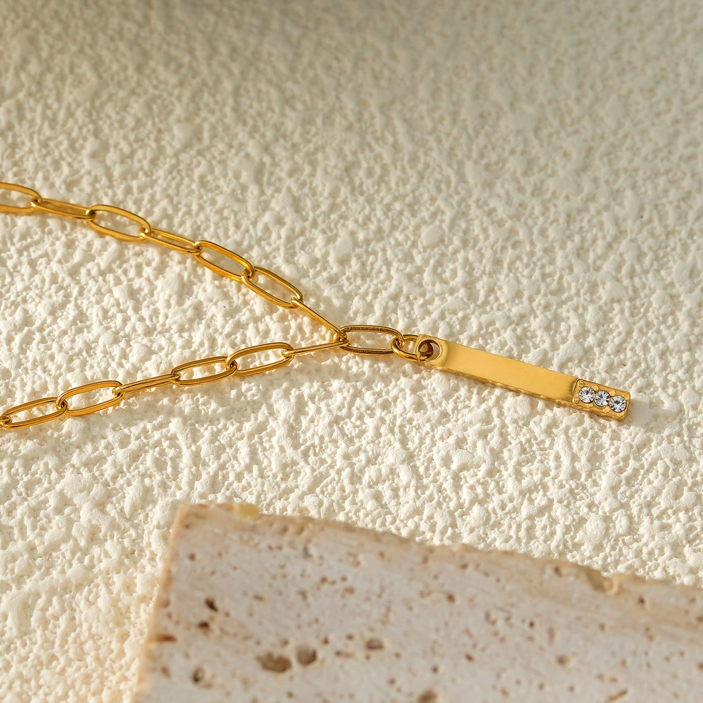 Style KORATIA: Minimalist Necklace with Paper-Clip Chain and Bar Charm Zirconia Embedded Pendant in Gold