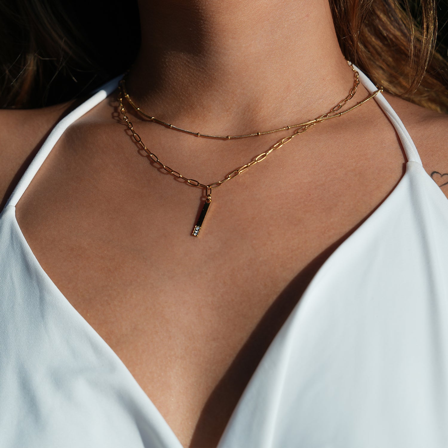 Style KORATIA: Minimalist Necklace with Paper-Clip Chain and Bar Charm Zirconia Embedded Pendant in Gold