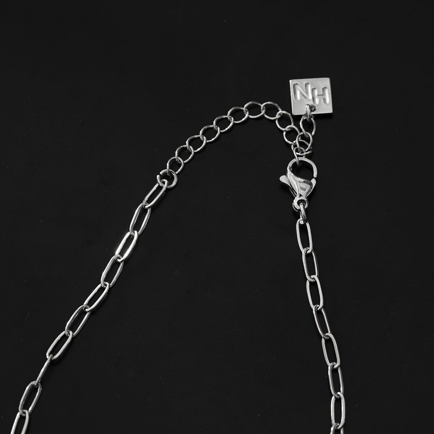 Style KORATIA: Minimalist Chain Necklace with Zirconia Gemstones in Silver