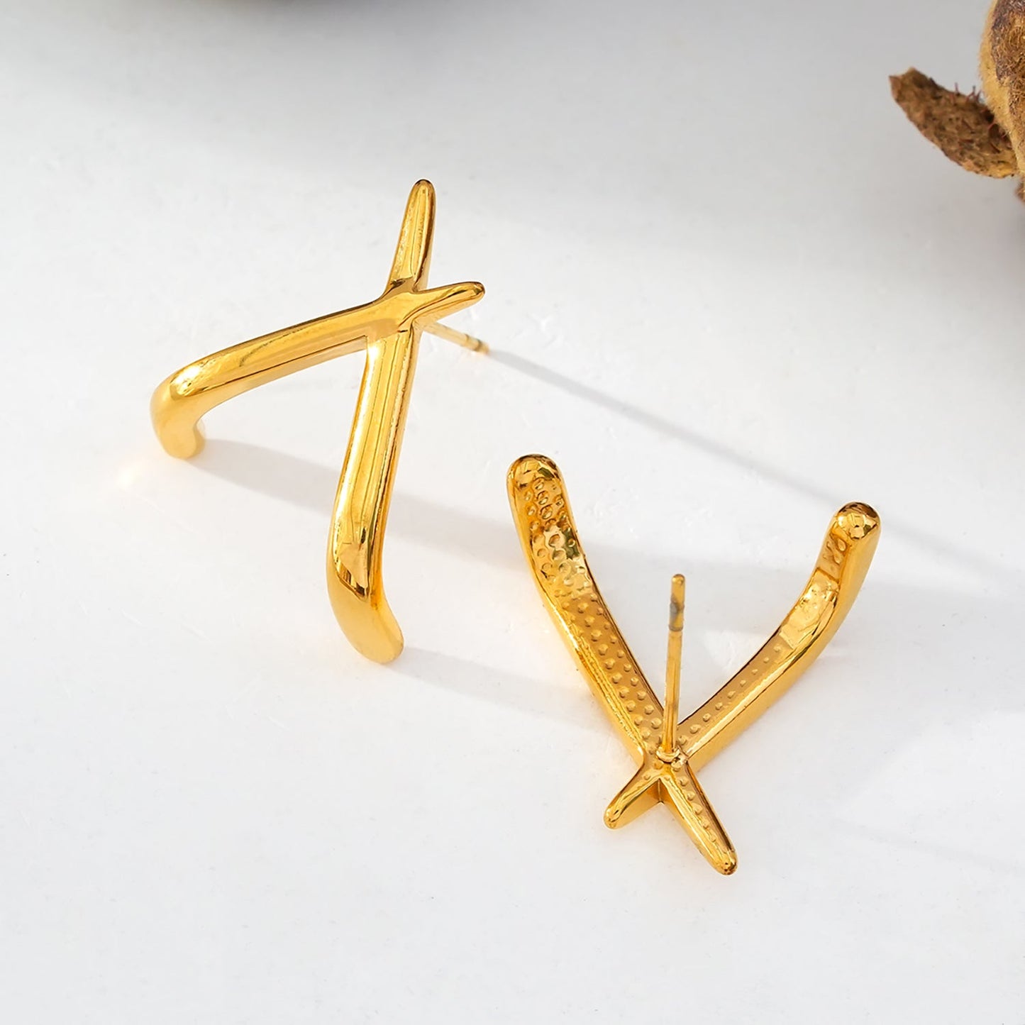 LINDSBORG: Criss-Cross Geometric Stud Earrings in Gold