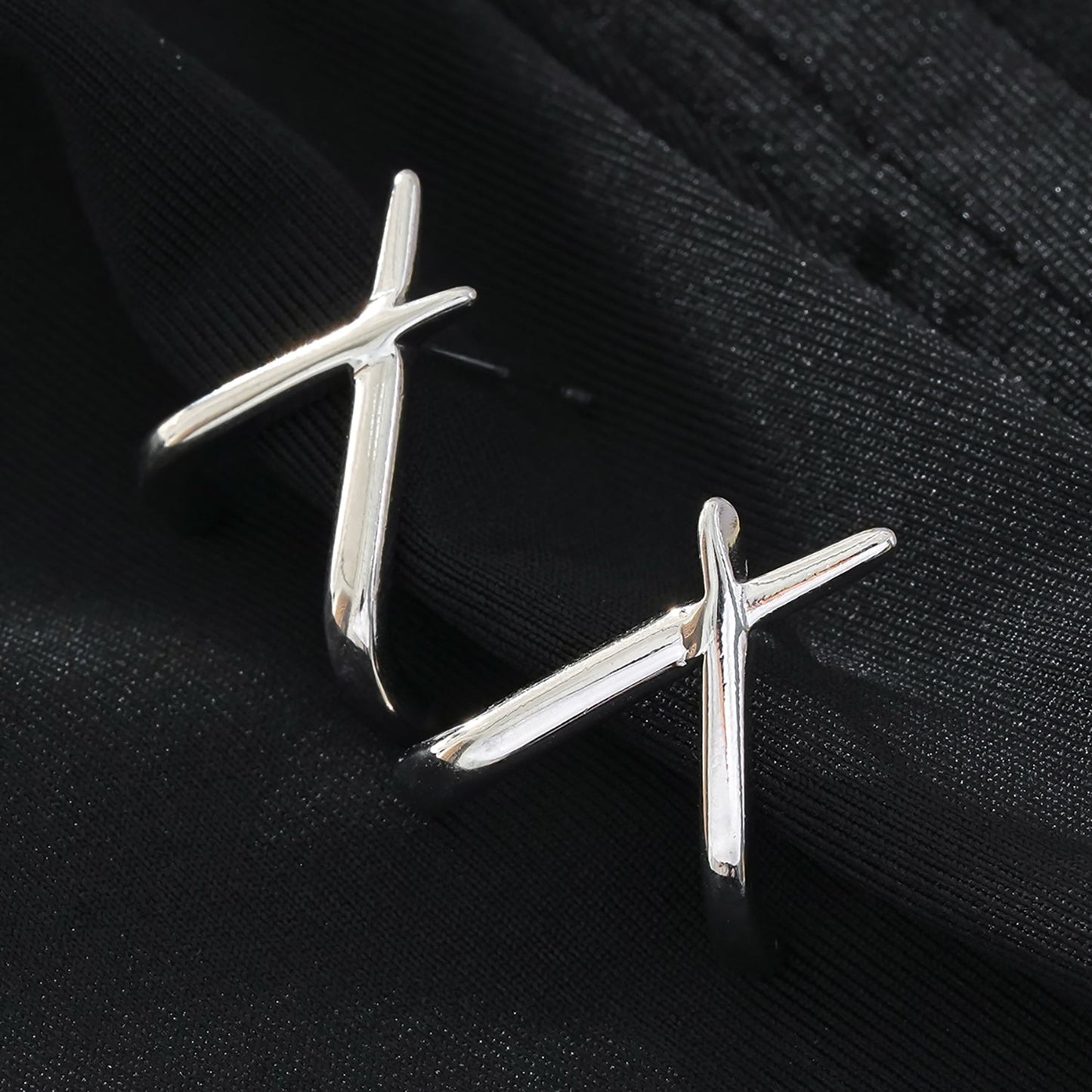 LINDSBORG: Criss-Cross Geometric Stud Earrings in White Gold (Silver Toned)