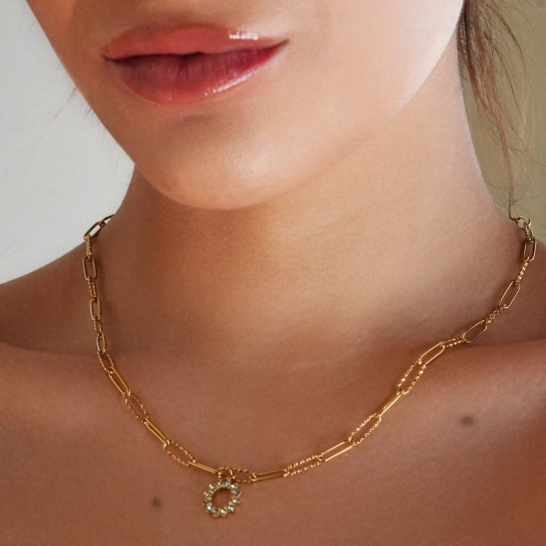 FRETTA: Radiant Star Shaped Pendant Zirconia Paper-Clip Chain Necklace in Gold.