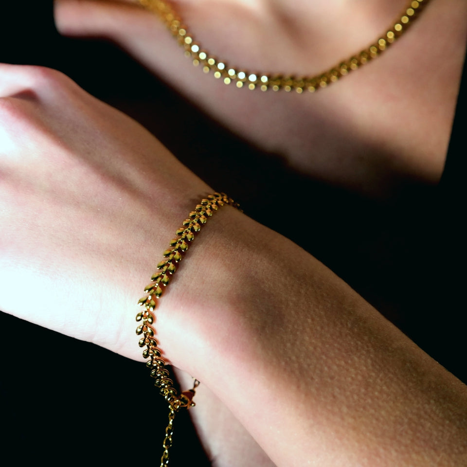 MAGDA Gold: Leafy Patterned Bold Bracelet