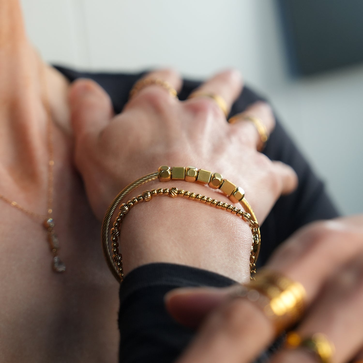 Style MOLDONA: Industrial-Chic Bracelet with Round & Square Beads in Gold