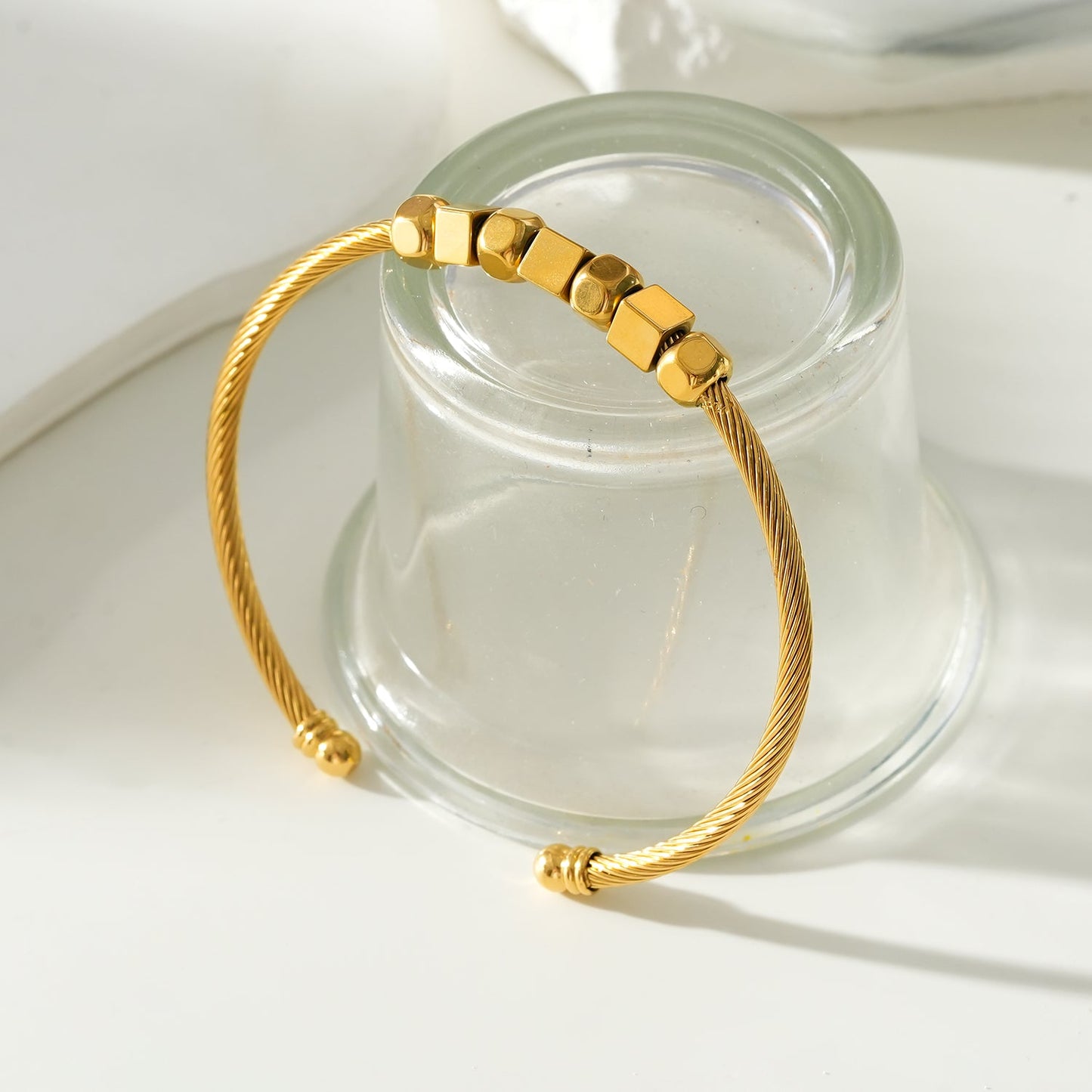 Style MOLDONA: Industrial-Chic Bracelet with Round & Square Beads in Gold