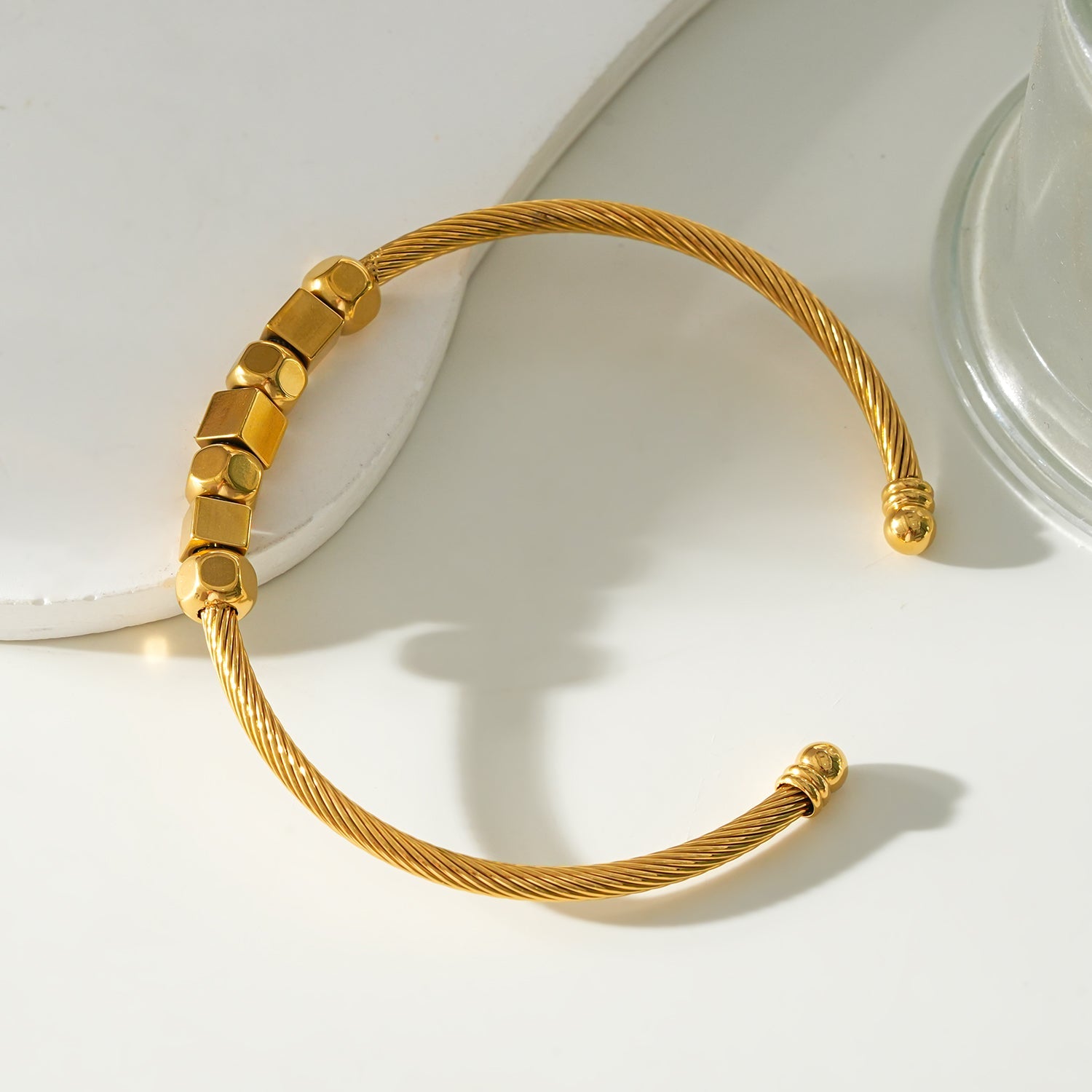 Style MOLDONA: Industrial-Chic Bracelet with Round & Square Beads in Gold