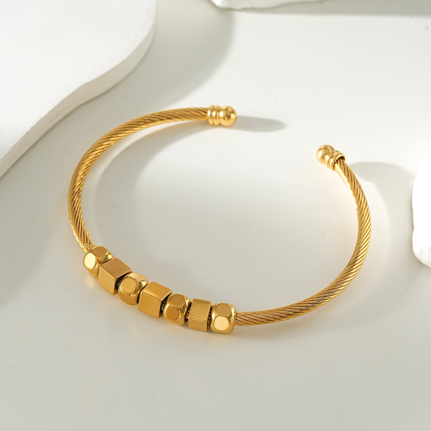 Style MOLDONA: Industrial-Chic Bracelet with Round & Square Beads in Gold