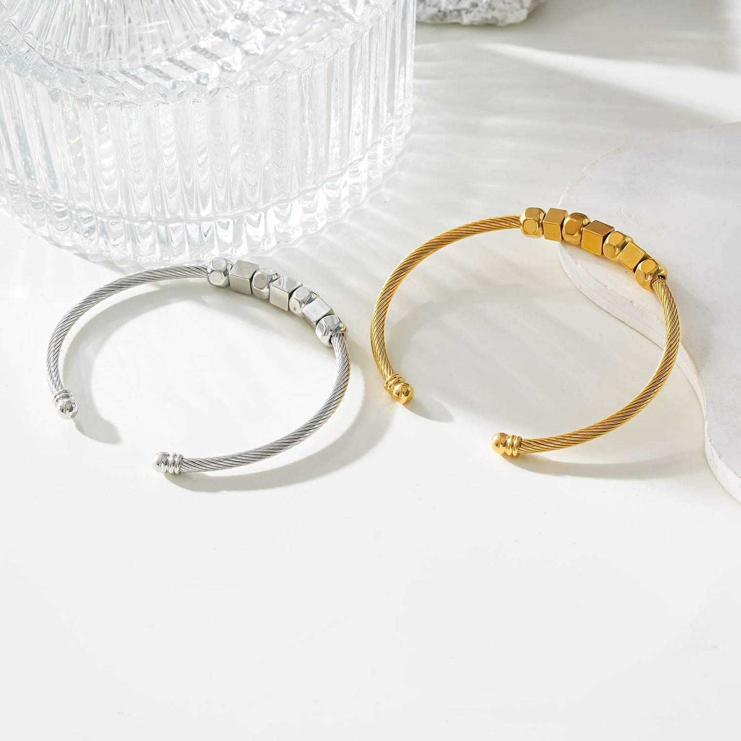 Style MALDONA: Industrial-Chic Bracelet with Round & Square Beads in Gold