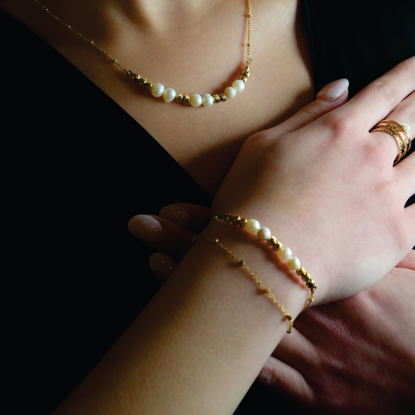 MARENTA: Gilded Harmony Chain Bracelet with Gold Beads and Freshwater Pearls