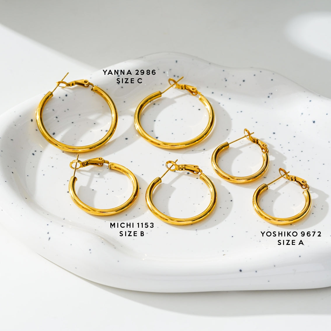 YOSHIKO: Mid-Width Essential Hoop Earrings Gold Size A (2 cm)