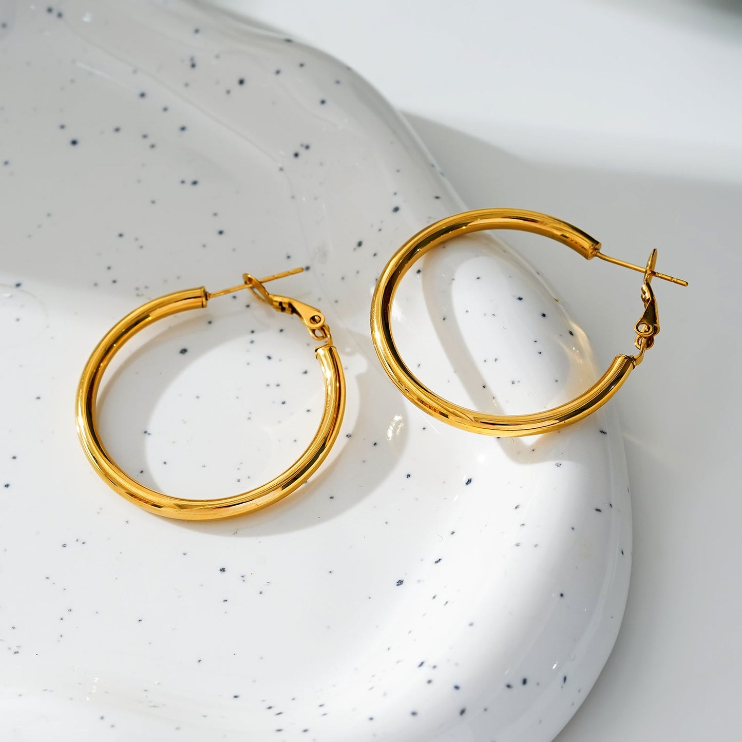 Style MICHI 1153: Mid-Width Essential Hoop Earrings Gold Size A