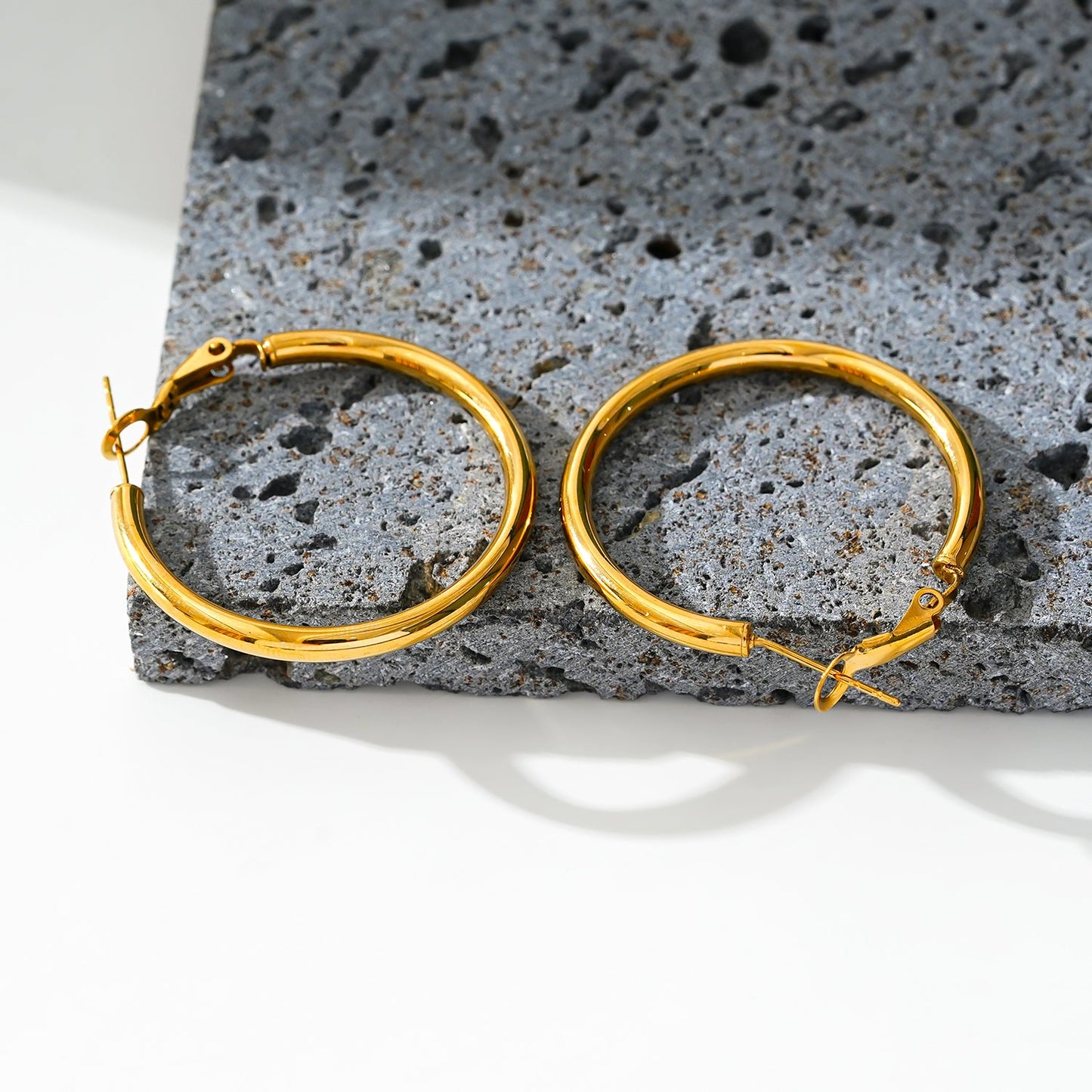 Style MICHI 1153: Mid-Width Essential Hoop Earrings Gold Size A