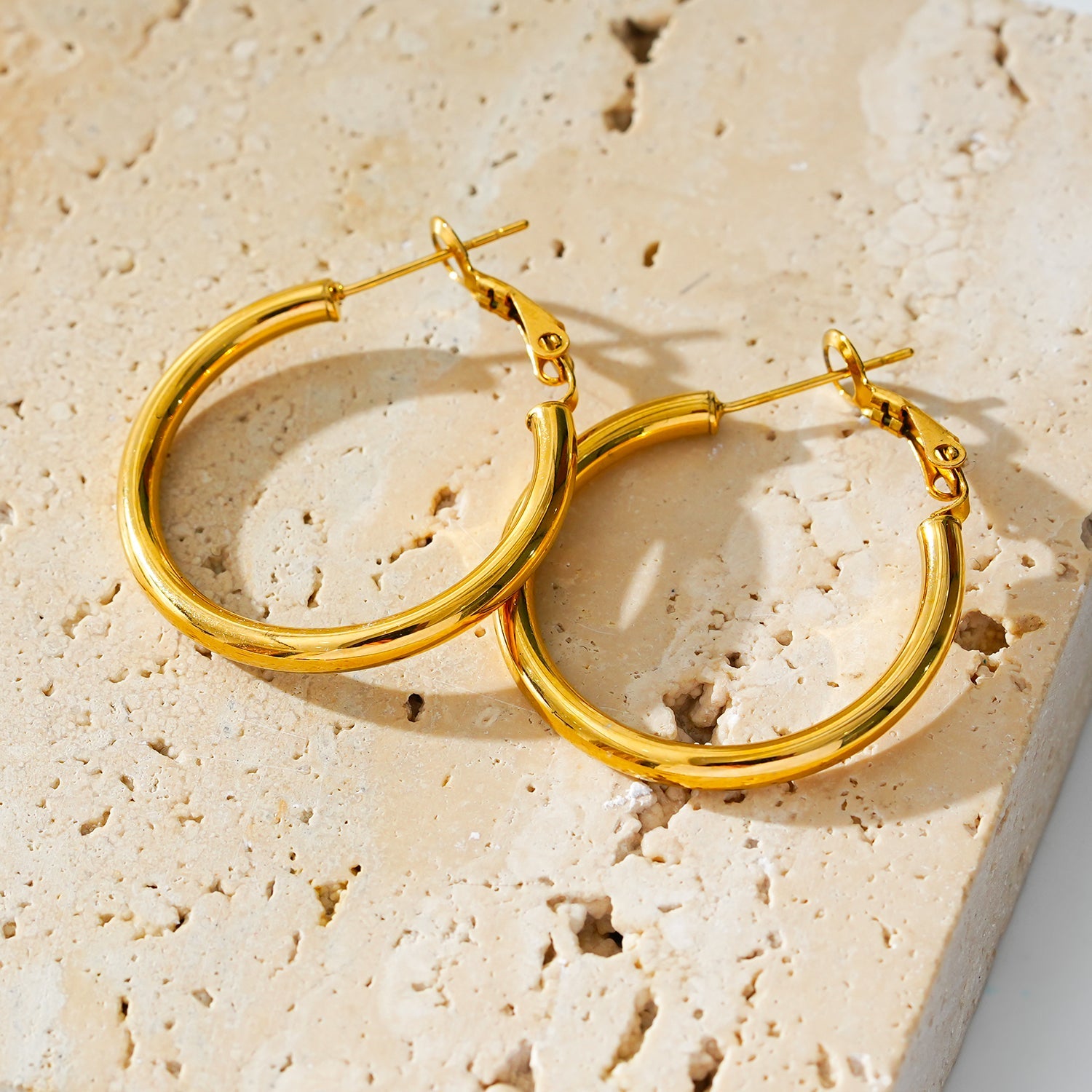 Style MICHI 1153: Mid-Width Essential Hoop Earrings Gold Size A