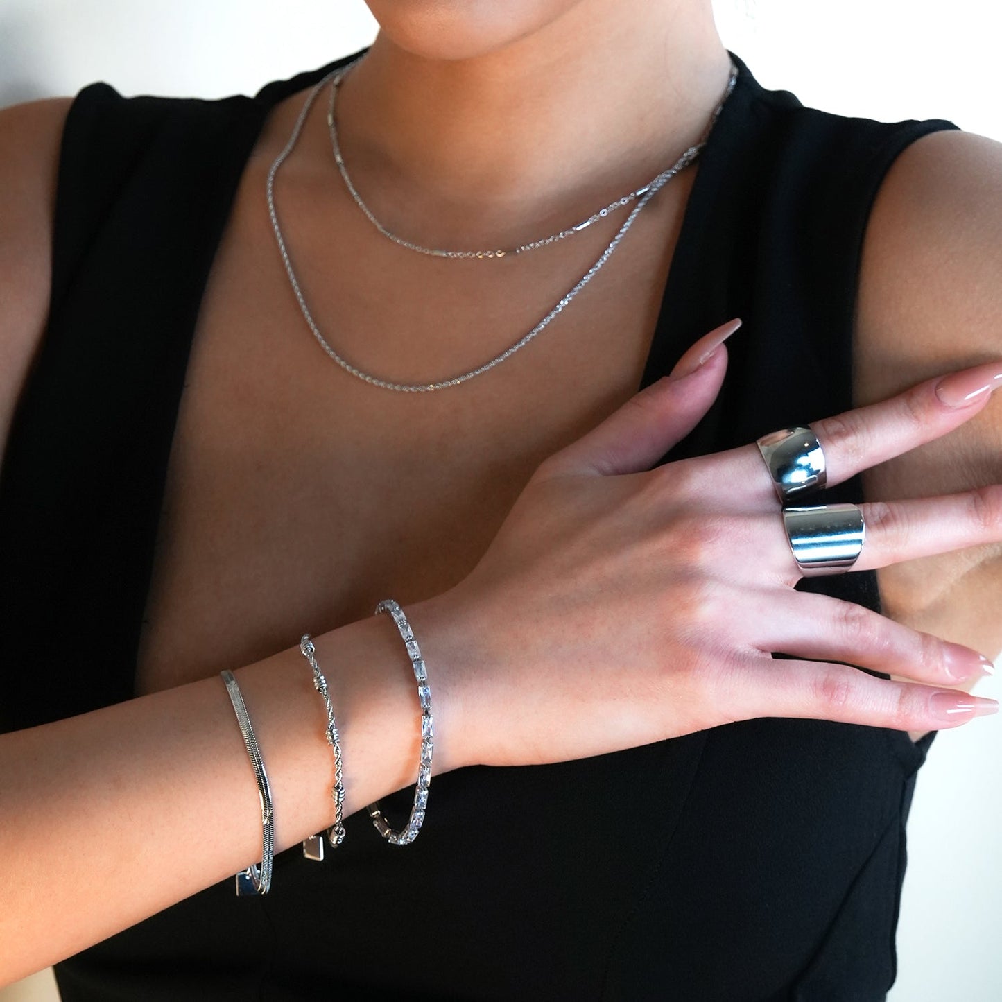 MUKER Silver (White Gold): Star Embossed Snake Skin Textured Chain Bracelet