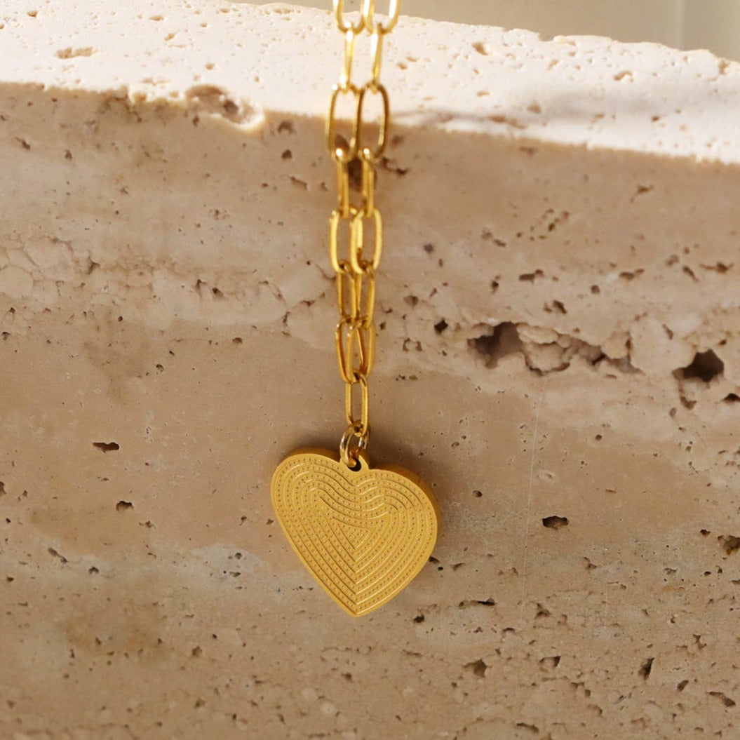 Style ALARA: Mini Paper Clip Chain Anchoring a Patterned Heart Charm in Gold