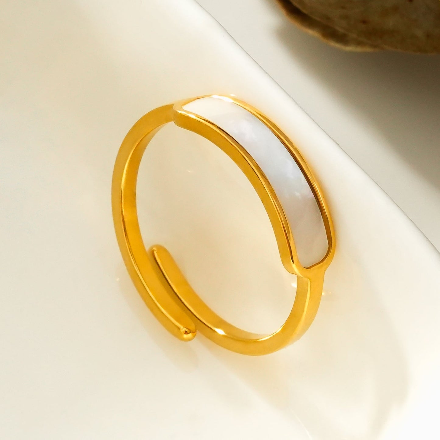 PEILLON Gold: Modern Minimalist Natural Shell Band Inset Ring