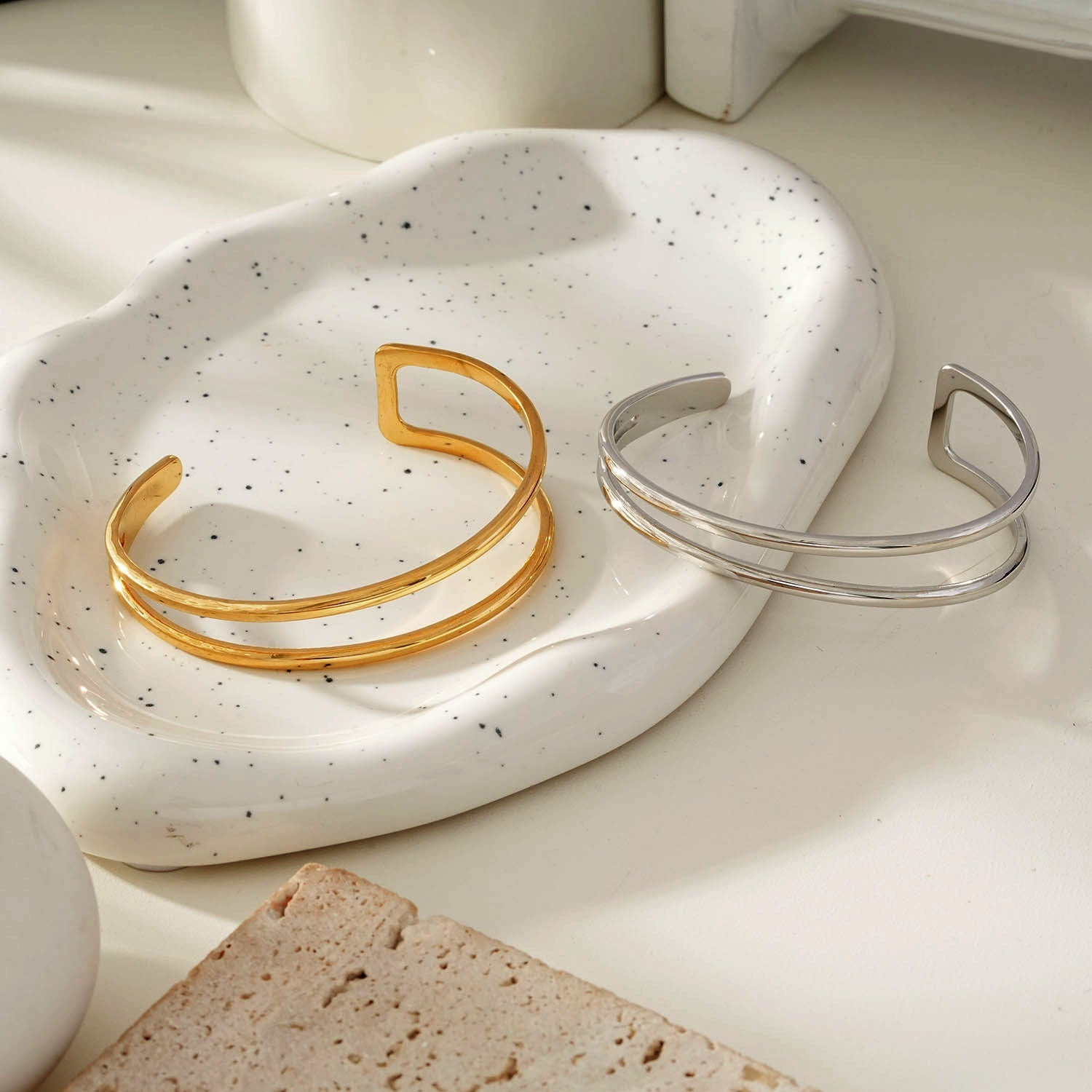 ROSARA Gold: Minimalist-Chic Double Band Bracelet