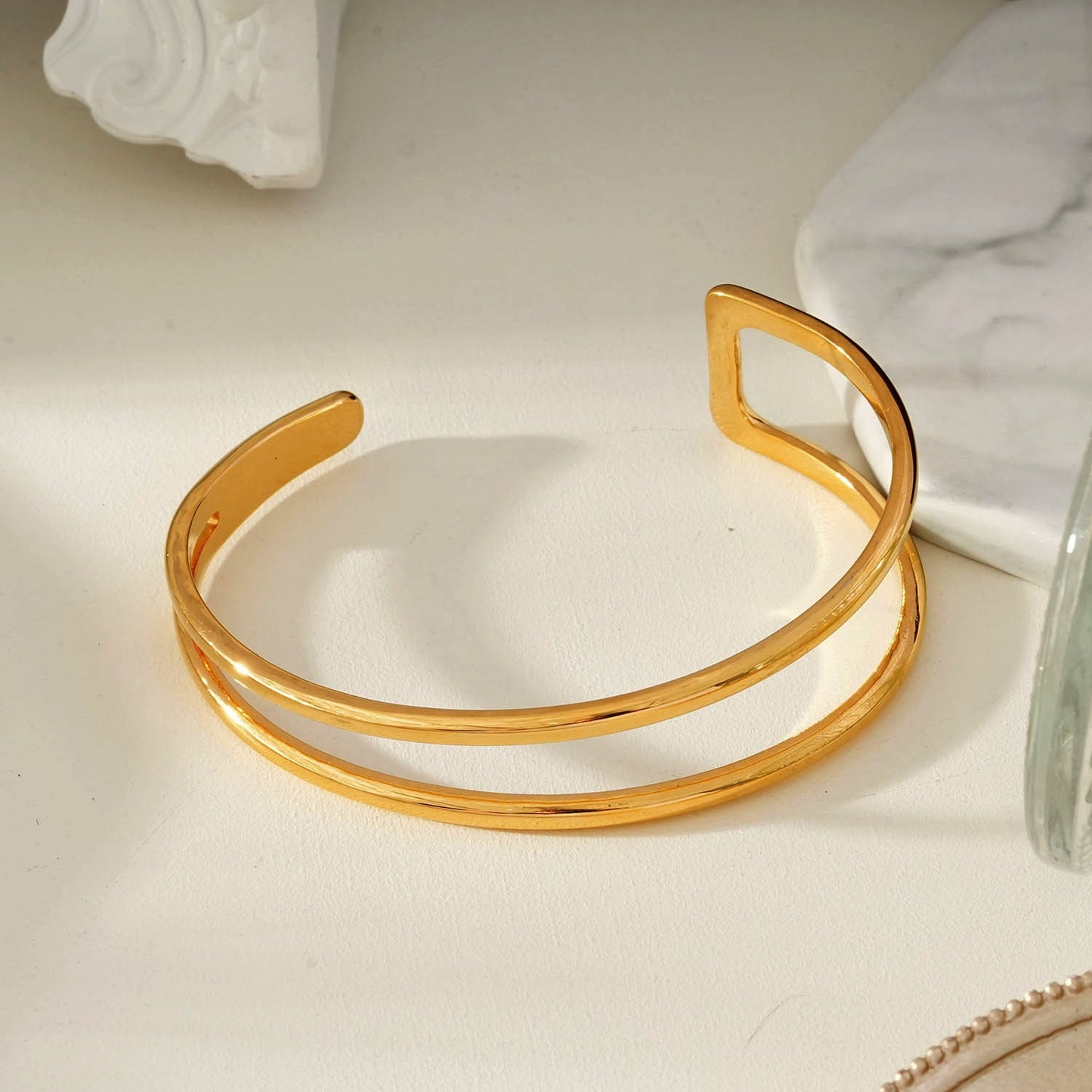 ROSARA Gold: Minimalist-Chic Double Band Bracelet