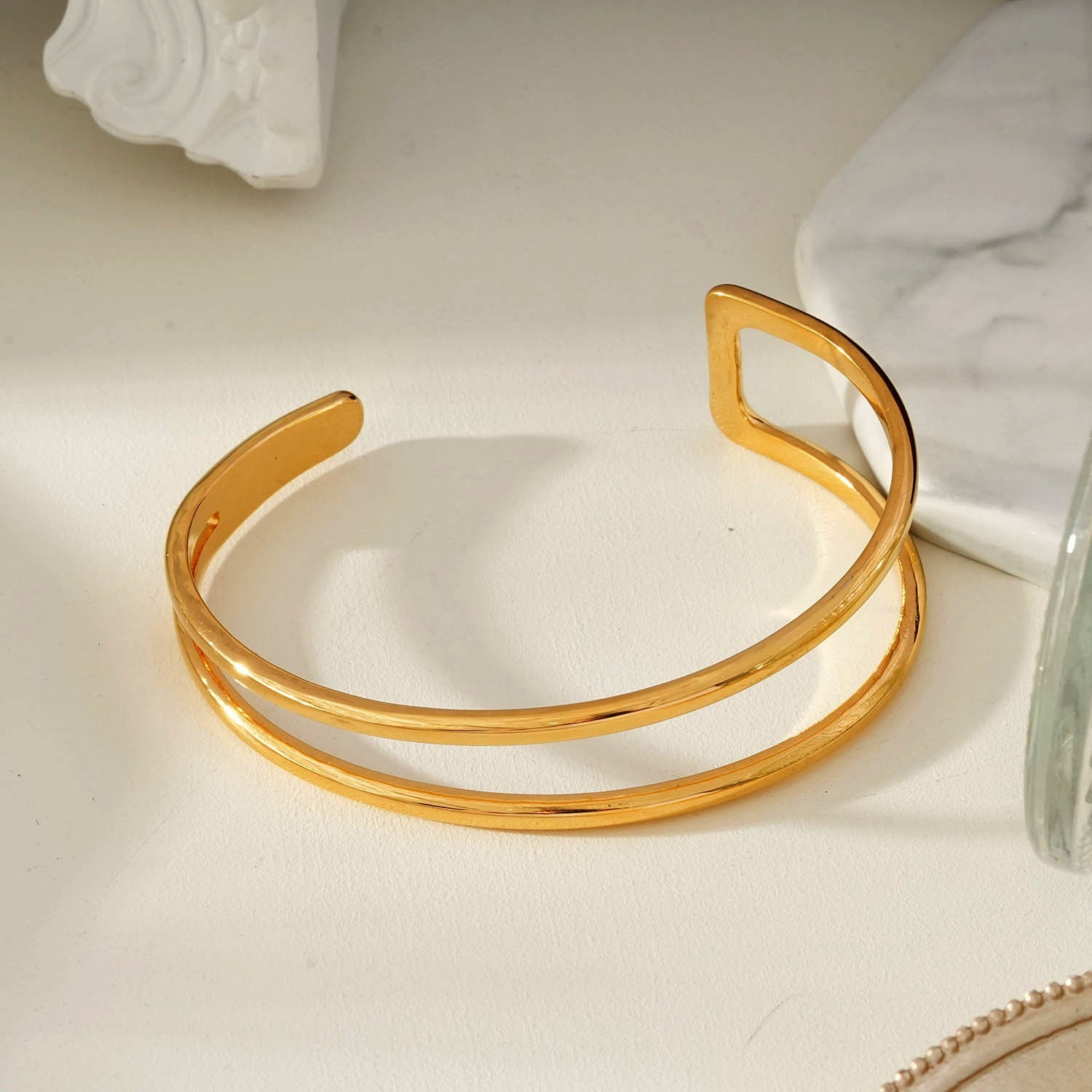 ROSARA Gold: Minimalist-Chic Double Band Bracelet