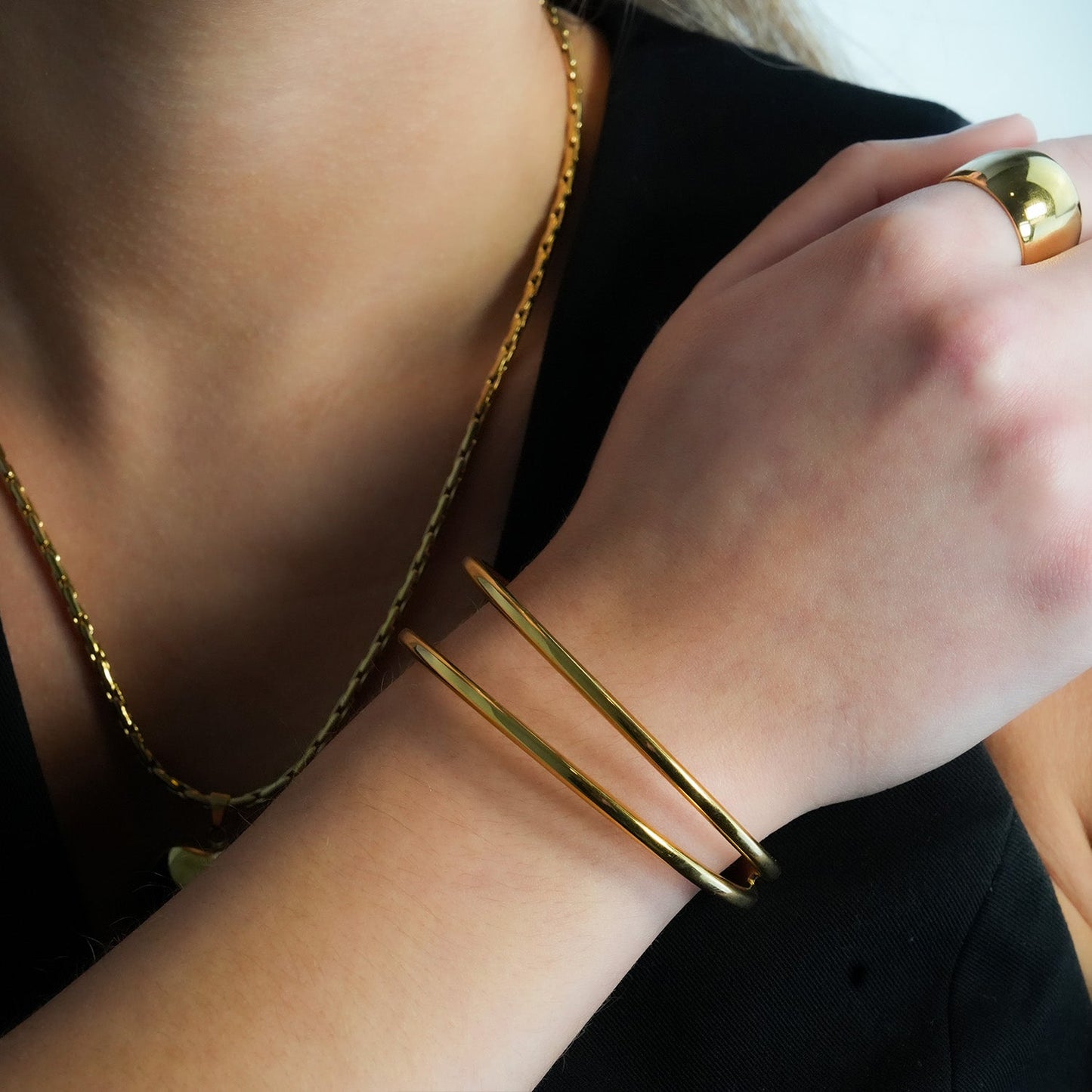 ROSARA Gold: Minimalist-Chic Double Band Bracelet