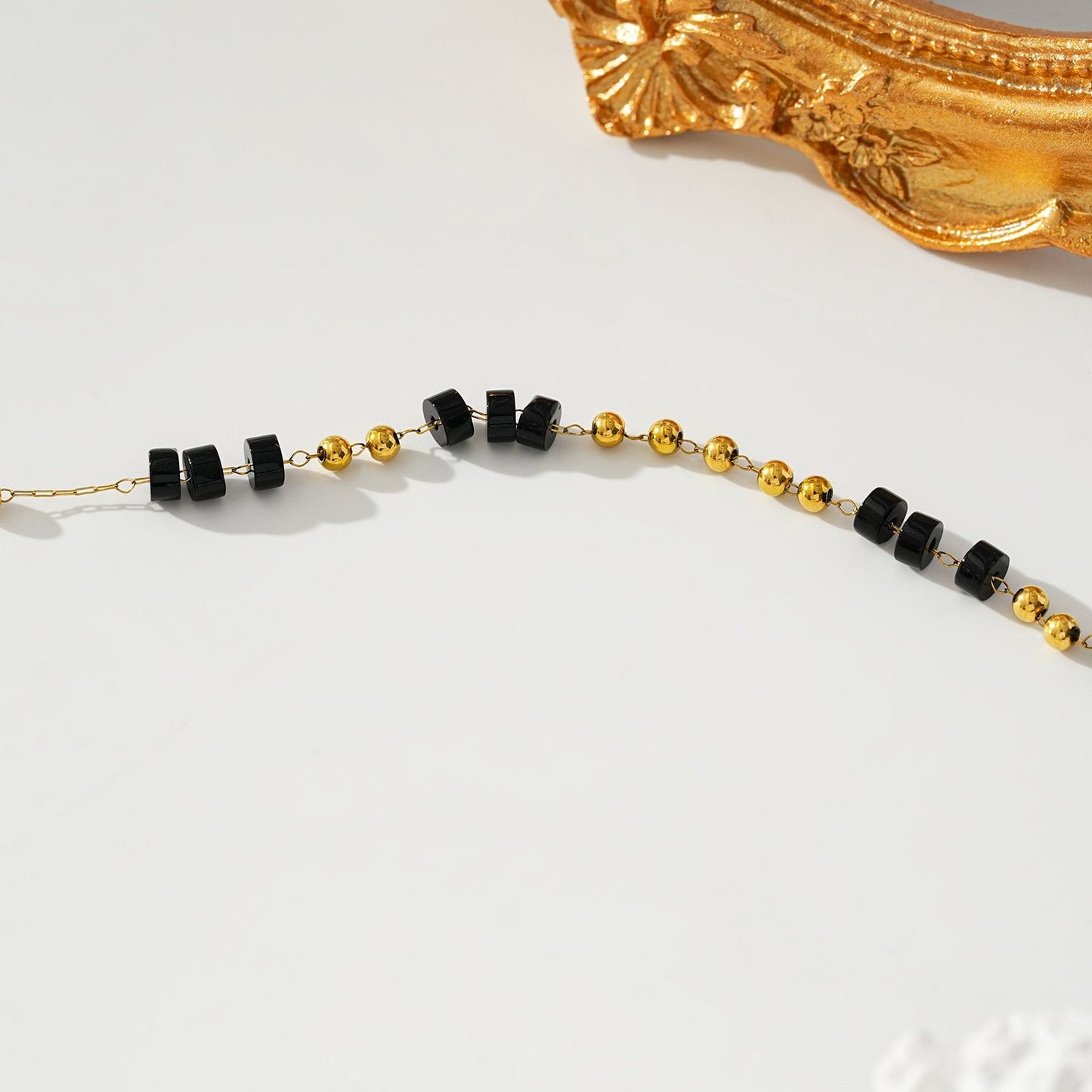 Style ROSARIO LG 1222: Black Onyx and Gold Beaded Chain Bracelet.