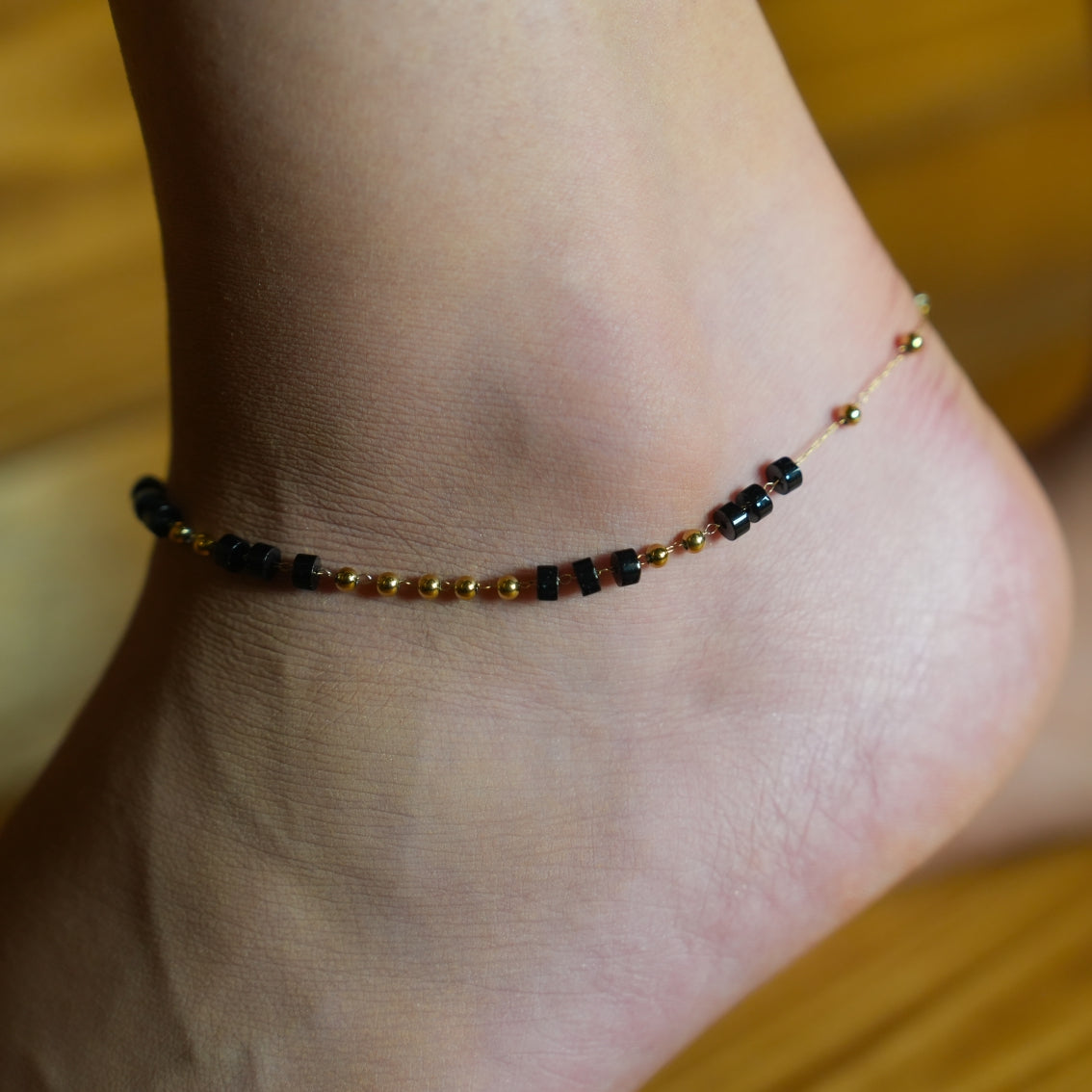 ROSARIO LG: Black Onyx and Gold Beaded Chain Anklet