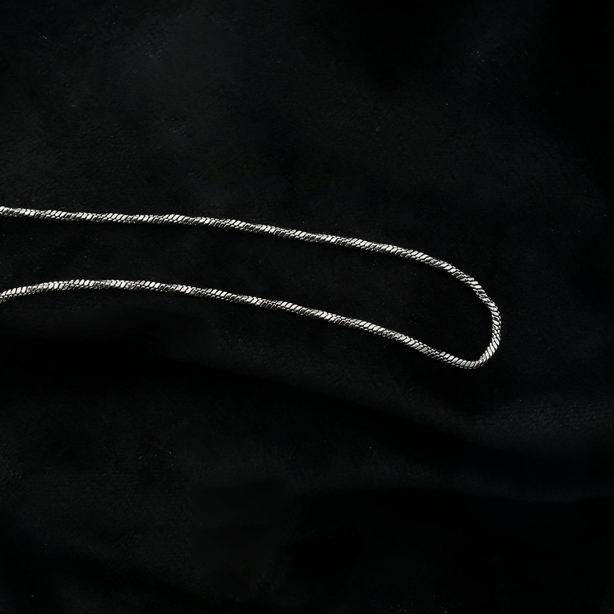 SKAGWAY: Minimalist Twisted Textures Chain Necklace in Silver (White Gold)