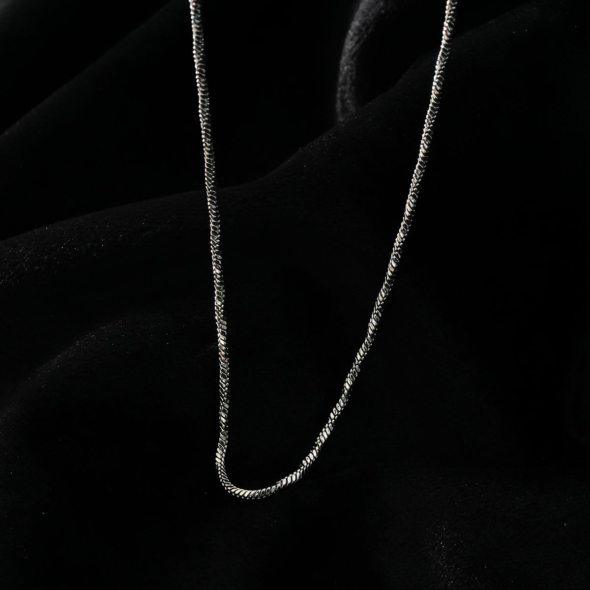 SKAGWAY: Minimalist Twisted Textures Chain Necklace in Silver (White Gold)