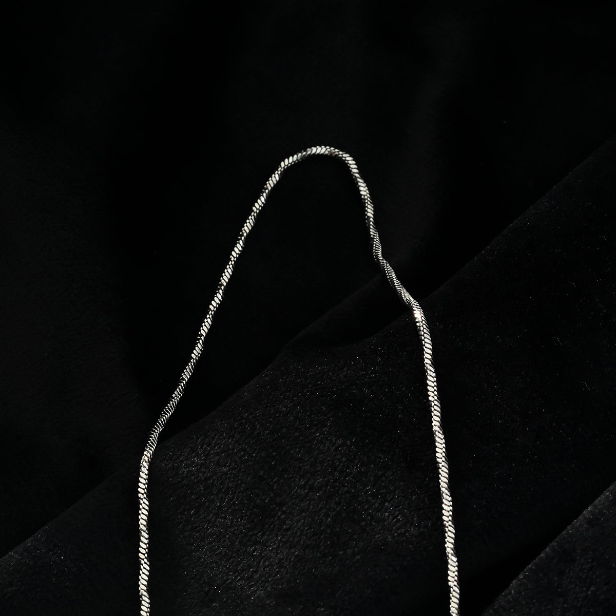 SKAGWAY: Minimalist Twisted Textures Chain Necklace in Silver (White Gold)