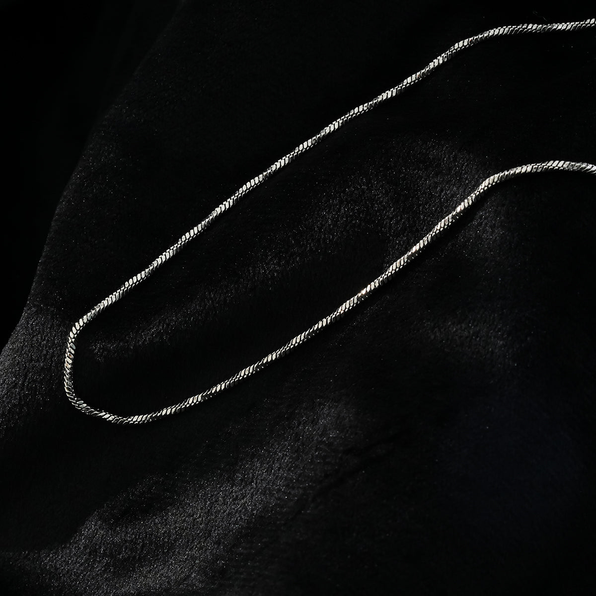 SKAGWAY: Minimalist Twisted Textures Chain Necklace in Silver (White Gold)