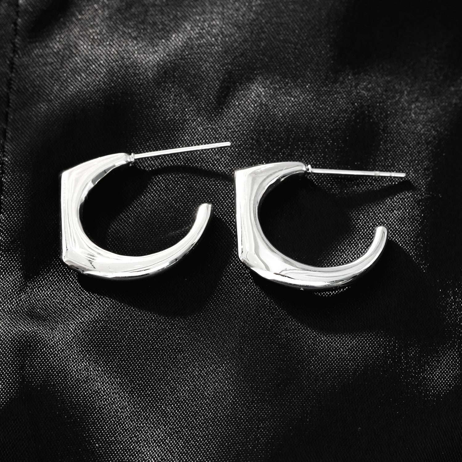 Style SOLOMA Silver Toned (White Gold): Retro Industrial-Chic Style Hoop Earrings