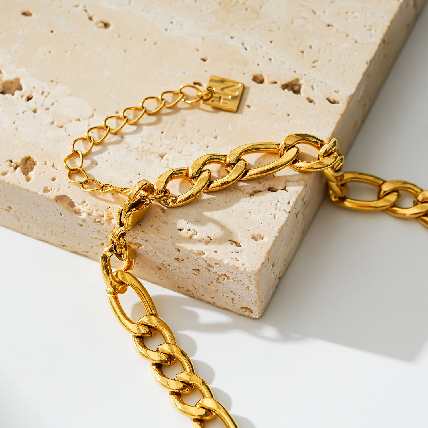 Style SUTTON 6442: Cuban-Link Statement Chain Necklace.