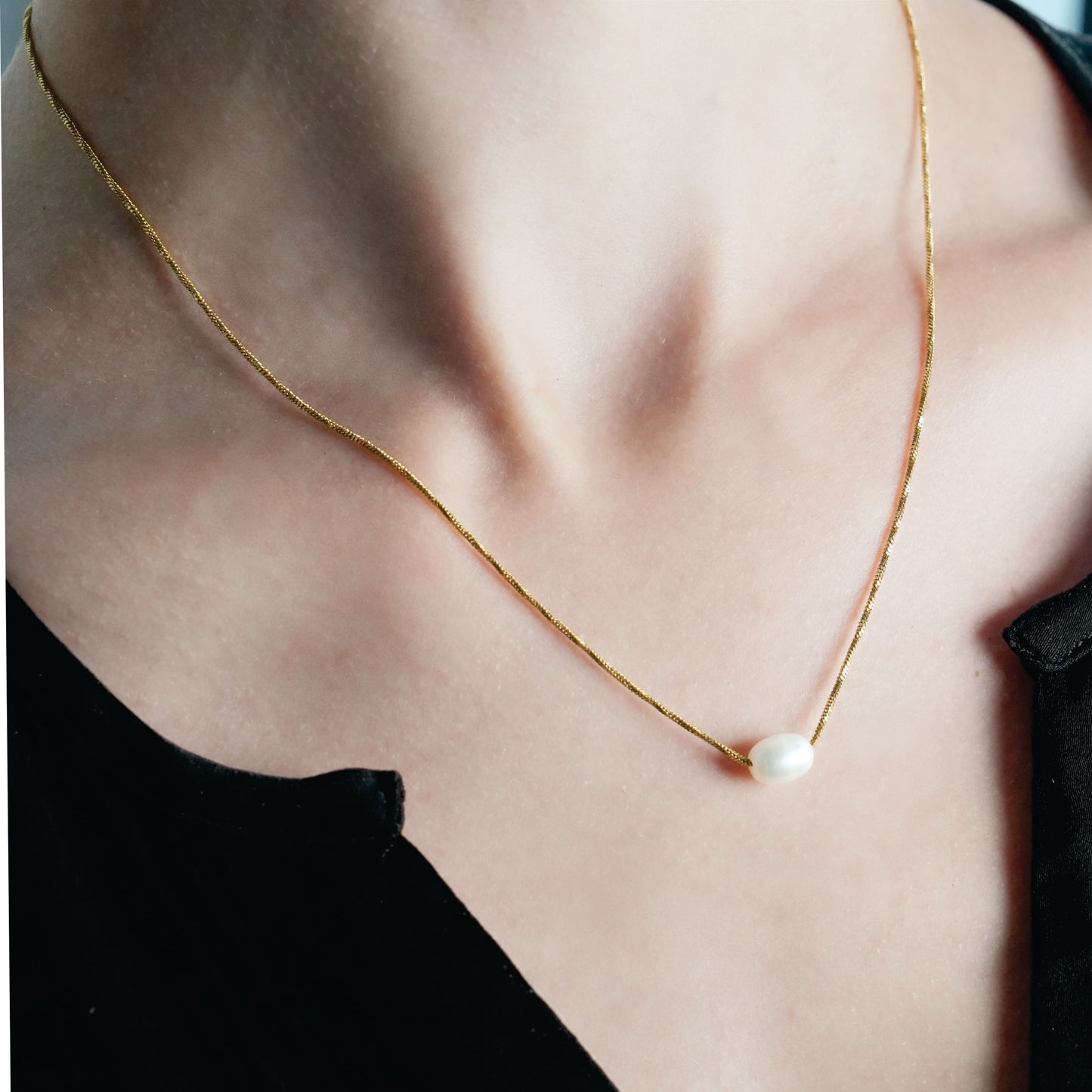 VAZSONY Gold: Effortless Grace - Dainty Textured Chain Necklace with Single Freshwater Pearl