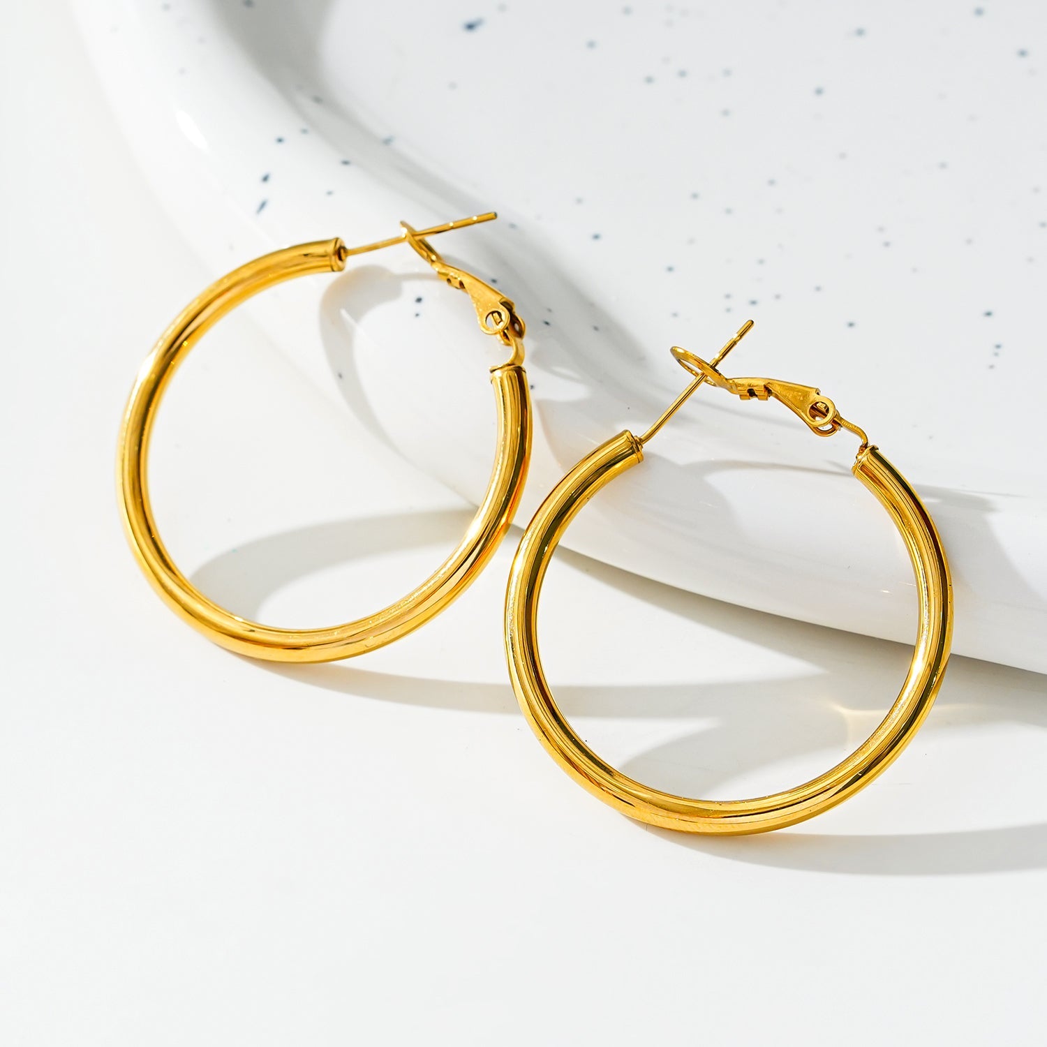 Style YANNA 2986: Mid-Width Essential Hoop Earrings Gold Size C (3cm)