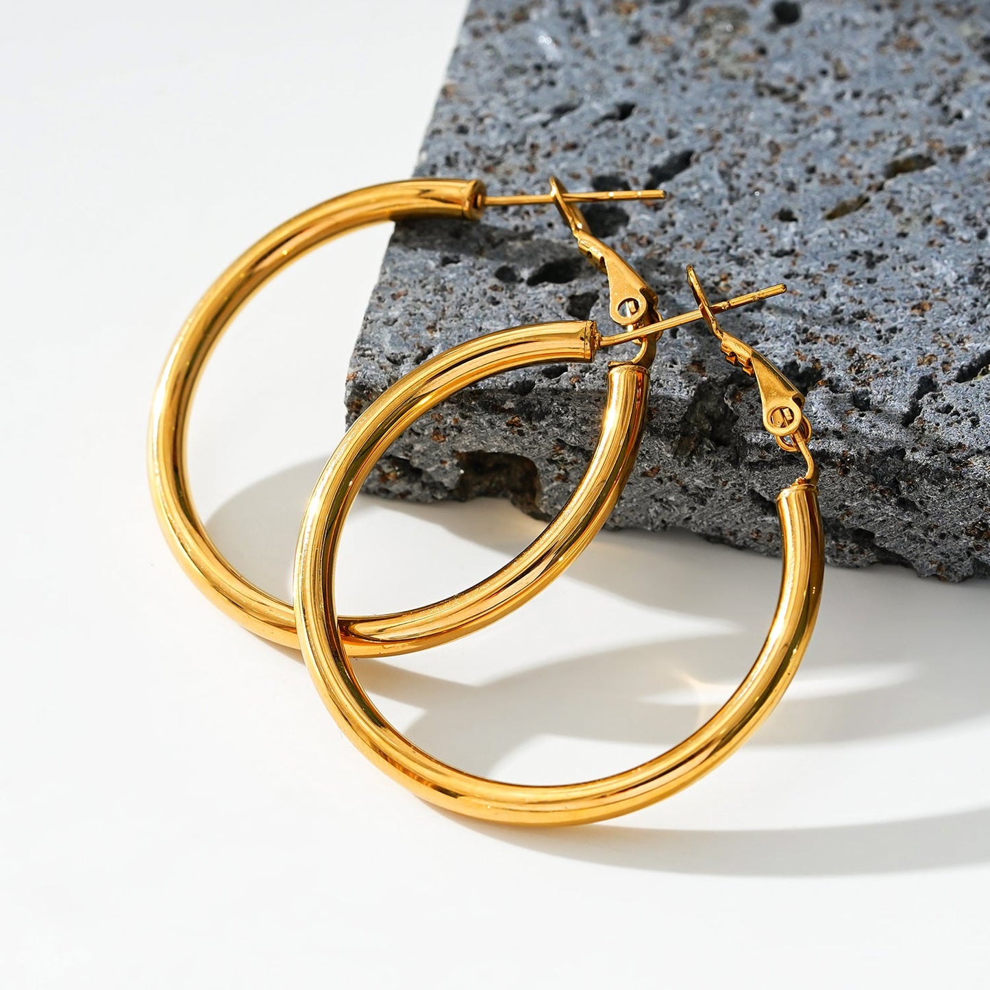 Style YANNA 2986: Mid-Width Essential Hoop Earrings Gold Size C (3cm)