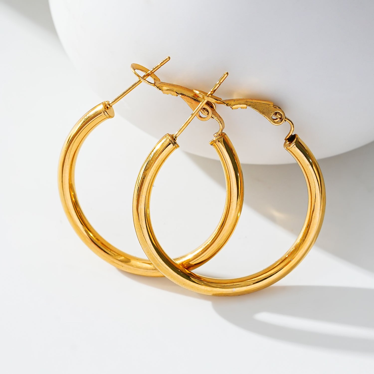 Style YANNA 2986: Mid-Width Essential Hoop Earrings Gold Size C (3cm)