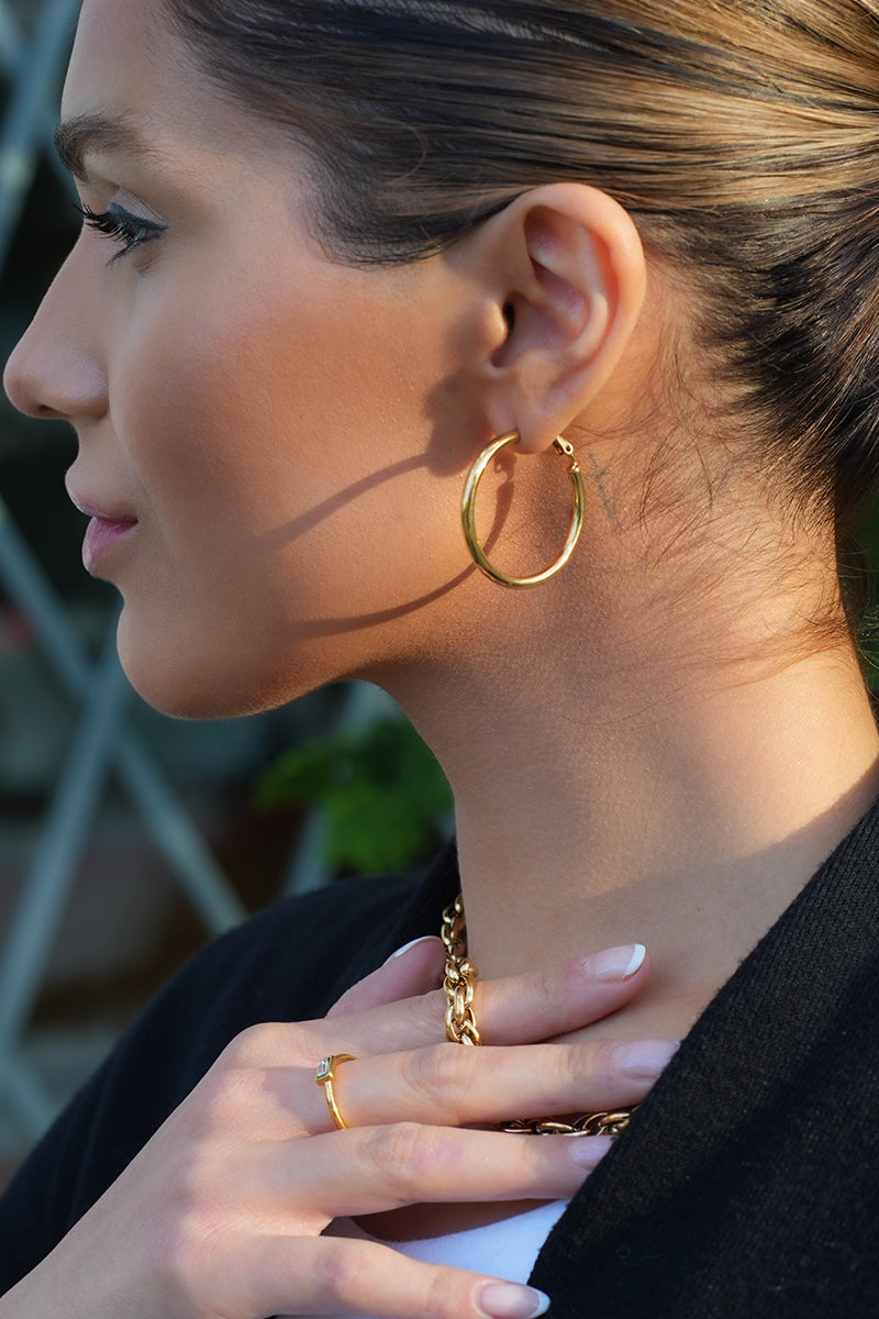 Style YANNA 2986: Mid-Width Essential Hoop Earrings Gold Size C (3cm)