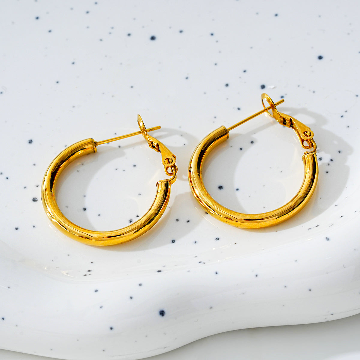 Style YOSHIKO 9672: Mid-Width Essential Hoop Earrings Gold Size A (2 cm)