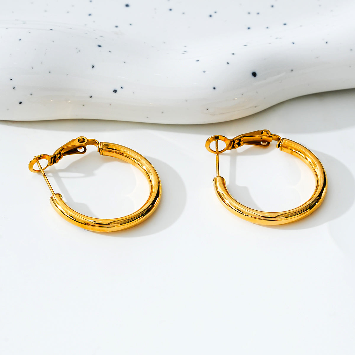 Style YOSHIKO 9672: Mid-Width Essential Hoop Earrings Gold Size A (2 cm)