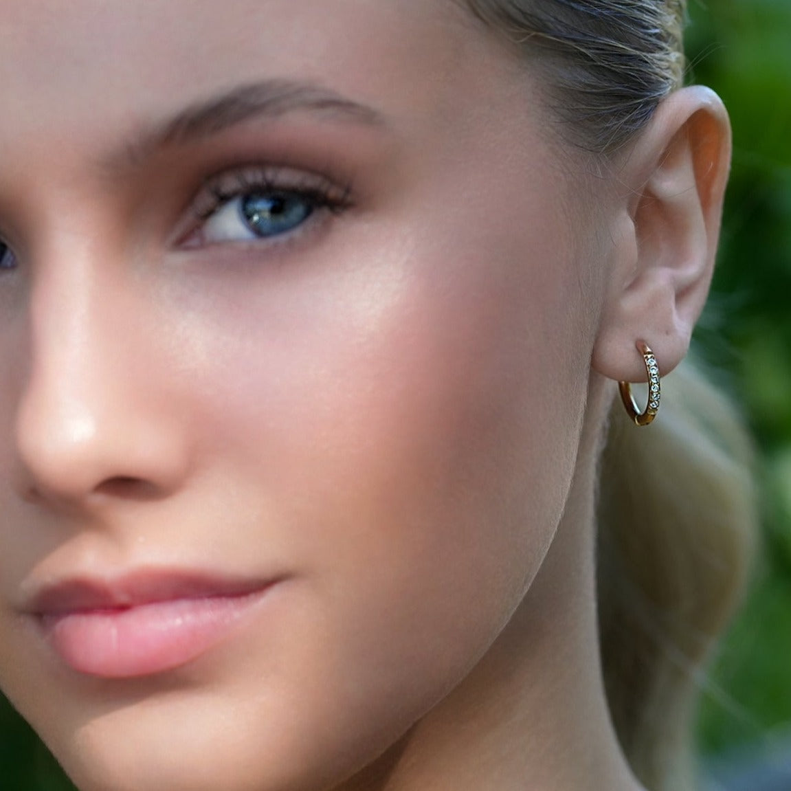 Style ALASTRANA 221138: Classic Mini Hoops embedded with Zirconia Gemstones.