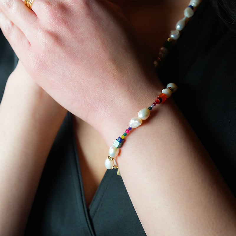 Style AMADIA 4663: Paradise Found - Colourful Bracelet with Gold Beads, Natural Stones, and Freshwater Pearls.