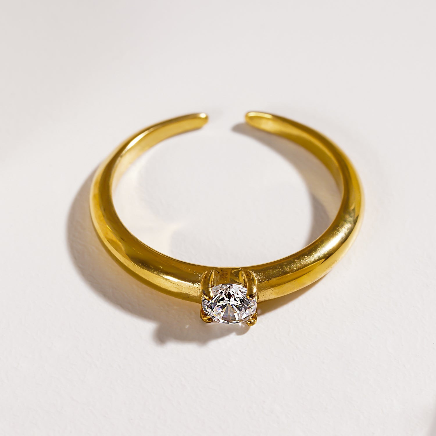 Style CIELO 5352: Classic Gold Ring with a Round Zirconia Centerpiece