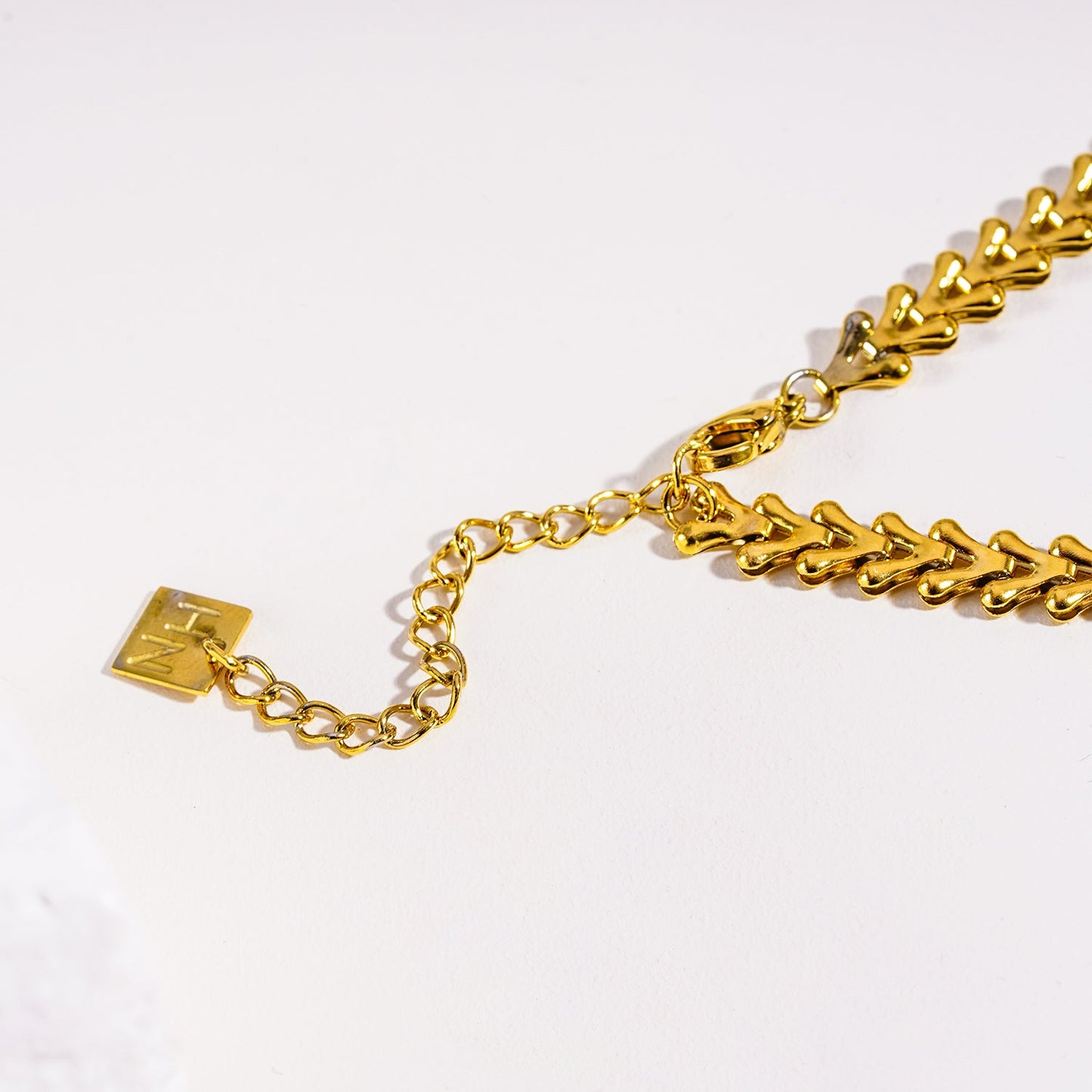 Style FRANKIE 8696:  Vintage-Inspired Linked Abstract Crest Chain Necklace