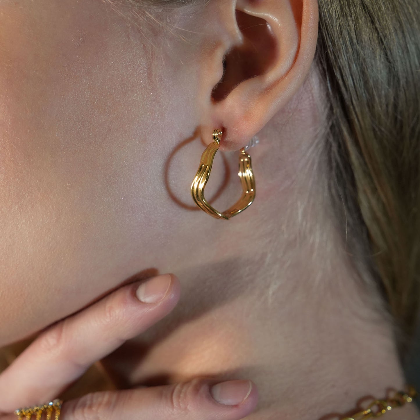 GIZA 'Shape & Form' Wavy Hoop Earrings