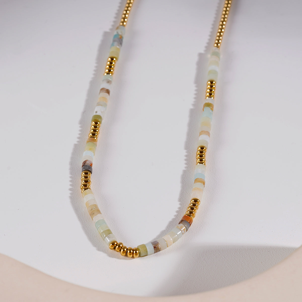 Style ISHANI 5372: Pink Aventurine Stones and Gold Beaded Necklace.