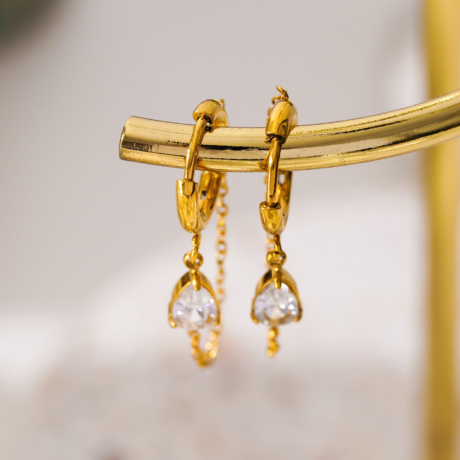 Style KAZUKA 8726: Hoop Earrings with Pear-Shaped Zirconia Charm and Dainty Chain.