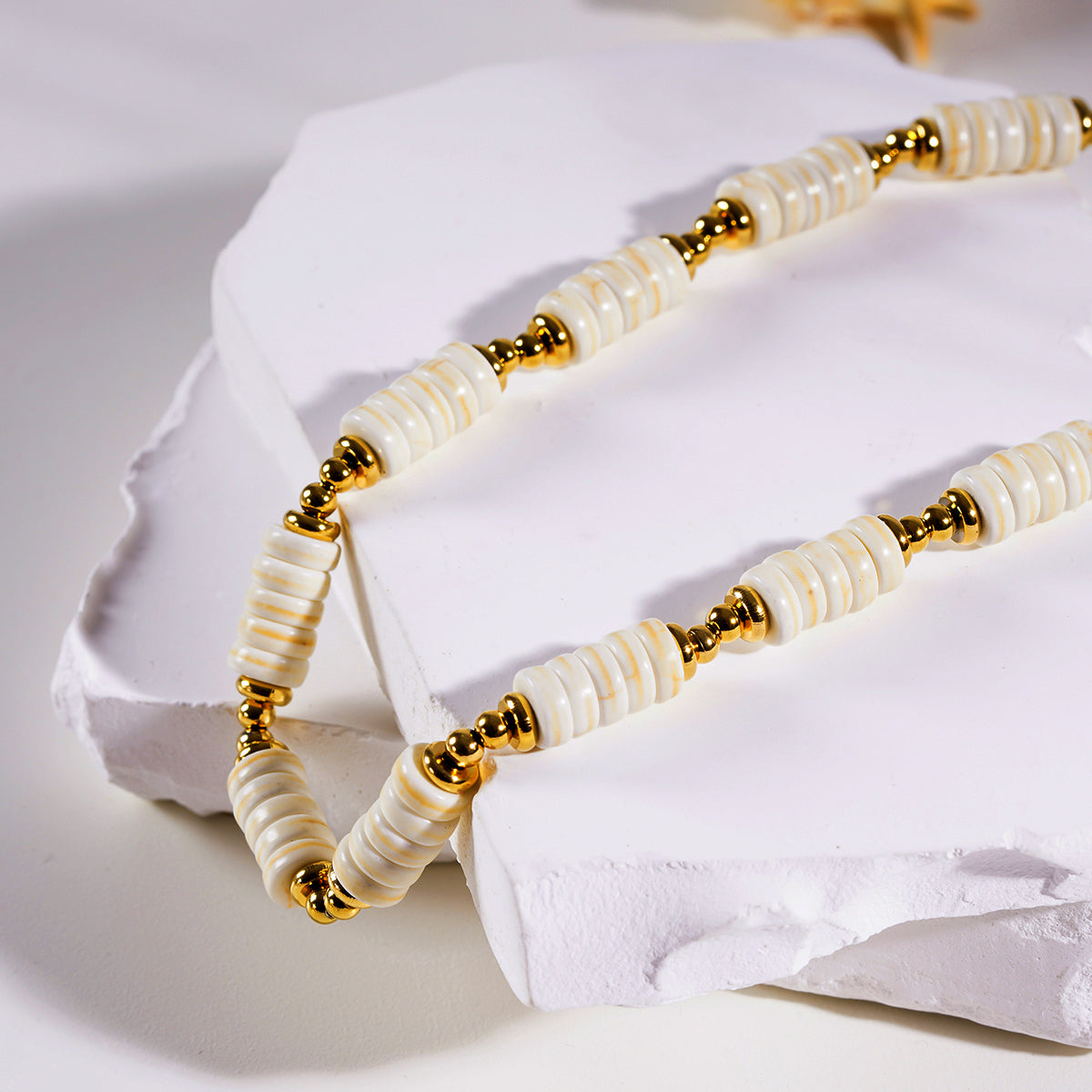 Style LULAMA 9287: White Turquoise Stone & Gold Beaded Modern Boho Chain Necklace.