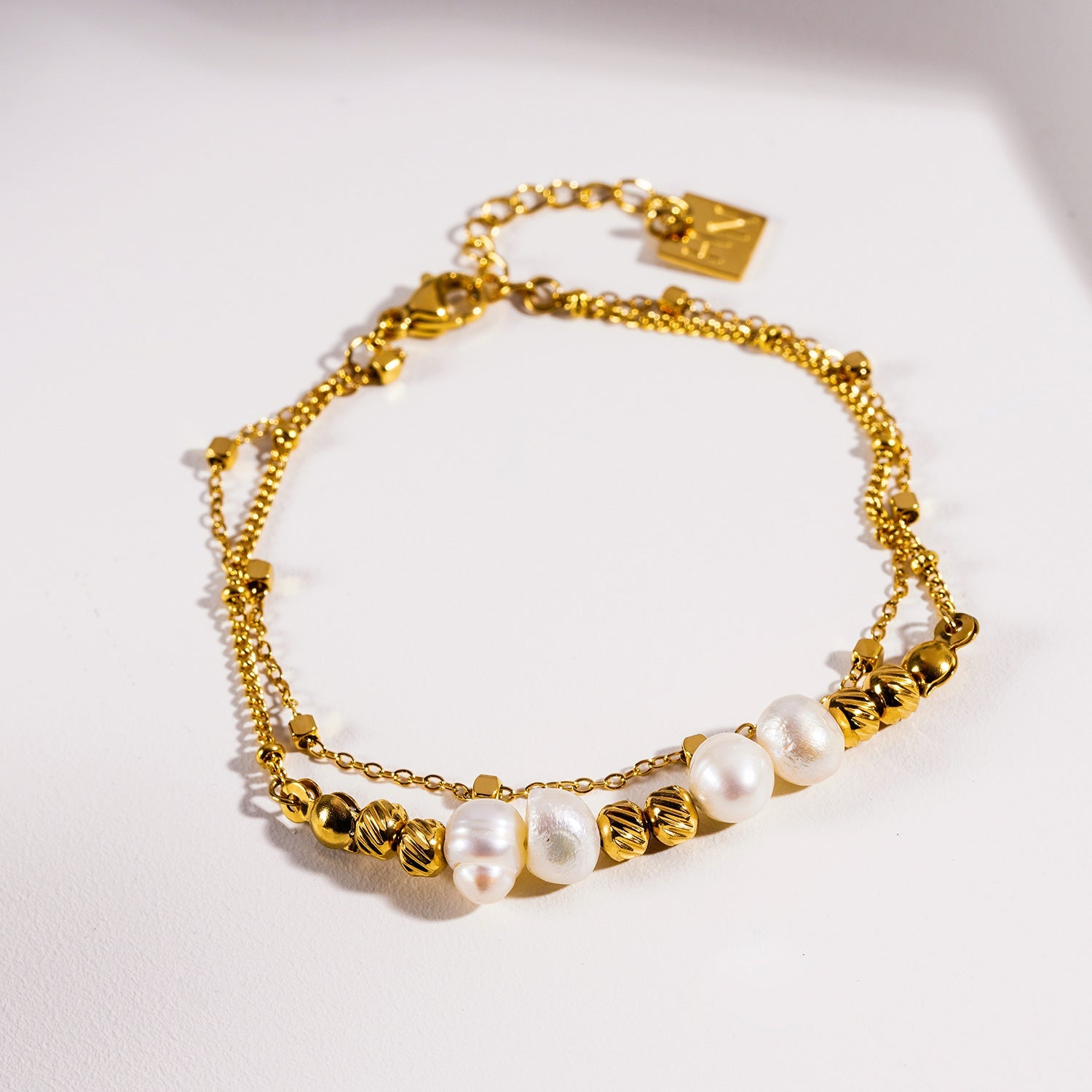 Style MARENTA 3469: Gilded Harmony Chain Bracelet with Gold Beads and Freshwater Pearls.