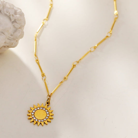 Style NOMIA 98811: Radiant Sunburst Pendant Zirconia Chain Necklace.