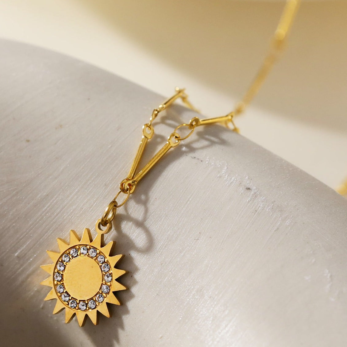 Style NOMIA 98811: Radiant Sunburst Pendant Zirconia Chain Necklace.